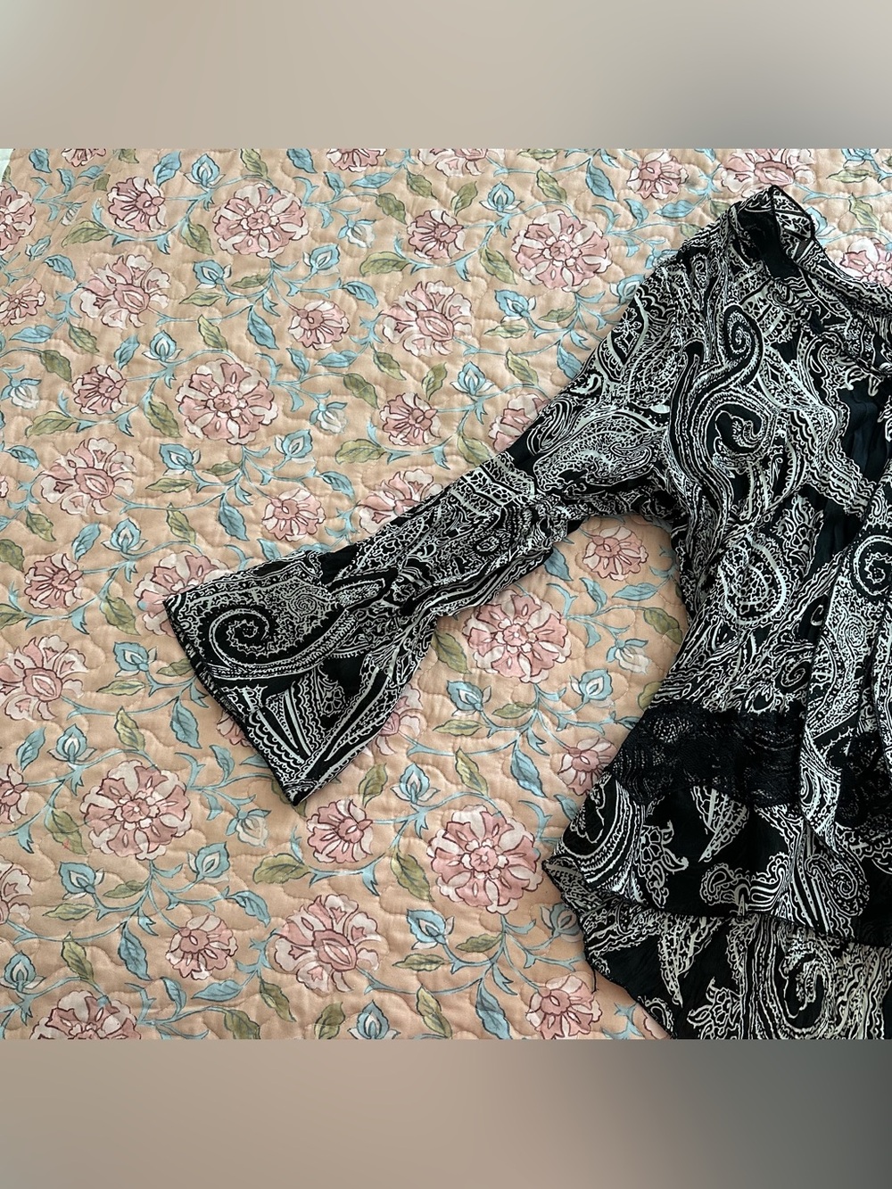 Allison Taylor Black & White Paisley Print Bell Sleeve Women’s Top - Picture 4 of 7
